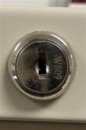 Hirsh / Staples W609 File Cabinet Lock Key                                                                                                                                                                                                                                                                                                                                                                                                                                                                          